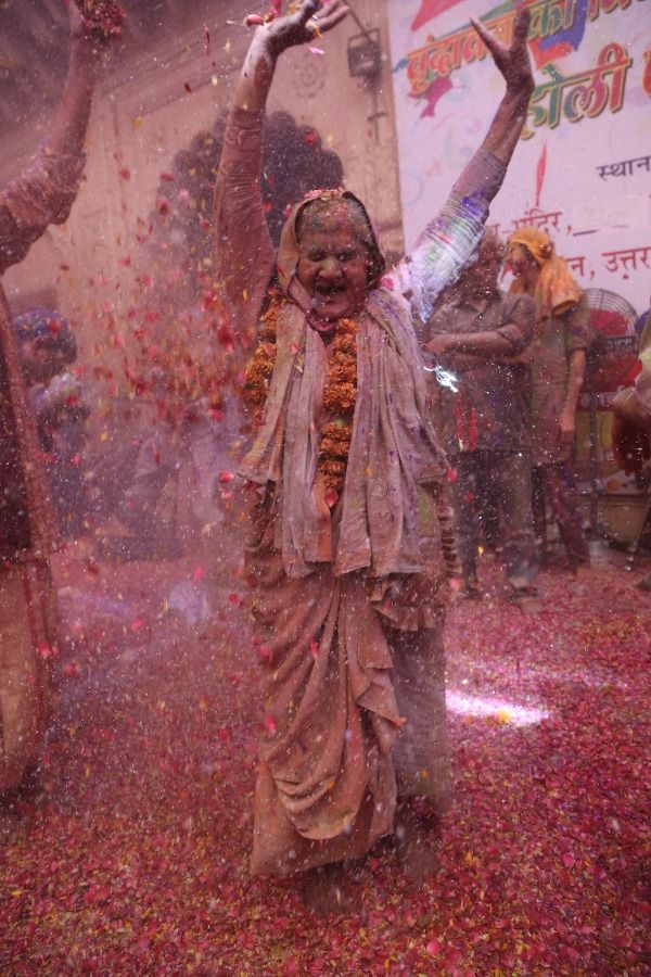 holi paint throwing